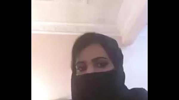 ARAB HOTTY SOWING BOOBS